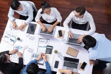 Üst düzey analist ekibi toplantı odasındaki mali verileri analiz etmek için BI Fintech 'i kullanıyor. İş anlayışı ve stratejik pazarlama planlaması için kağıt üzerinde analitik BI gösterge paneli. Tedbirli