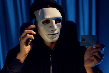 Kredi kartı sahibini arayıp gizli bilgilerle tehdit etmek için beyaz suçlu maskesi. Tüm veritabanları, güvenlik ihlali yapmaya çalışarak şifre şifreleme yapmak için. Bireysel.