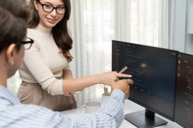 Takım becerisi geliştiricileri programı en yeni kodlama yaratıcı web sitesi planlama yazılım projesini iki bilgisayar ekranında düşünerek, ofiste tam yığın veri analizi ile karşılaştırıldığında. Varsayım.