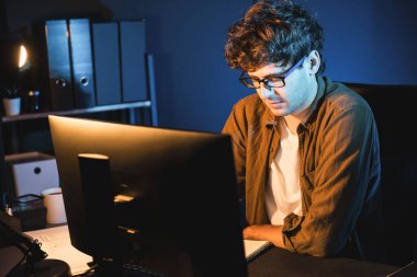 Genç işadamı, Neon Light Modern Ofis 'te yaratıcı bir başlangıç projesi için bilgisayara odaklanıyor. Düşünüyorum da, pazarlama ağı yaratıcıdan pazar kanalı tasarım konseptine çevrimiçi planlama. Toplayıcı.