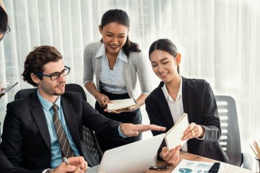 Modern ofis ortamında çalışan çeşitli etnik gruplardan çeşitli iş adamları. Üretken ve çok ırklı ofis çalışanları stratejik ticari pazarlama konusunda tartışmaya giriştiler. Çok titiz.