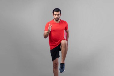 Vücut uzunluğunun tamamı atletik ve sportif genç erkek fitness 'in izole edilmiş arka planda kardiyo egzersizi duruşunu gösteriyor. Sağlıklı aktif ve vücut bakımı yaşam tarzı.