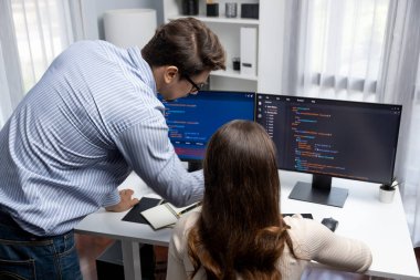 İki ekran ekranında yaratıcı web sitesi planlama yazılımını tartışan yetenekli geliştiriciler programı arka görüş konseptiyle ofiste tasarımı analiz eden tam yığın veri. Varsayım.