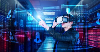 İş adamı güvenlik sistemi hologramını işaret ediyor ve veri merkezinde duruyor. Yetenekli proje yöneticisi kimlik kontrolü ve ağ güvenliğine erişiyor. Yapay zeka. Yaratıcılık.