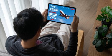 Online uçuş rezervasyon sitesi mod rezervasyon sistemi sağlar. Seyahat teknolojisi kavramı .