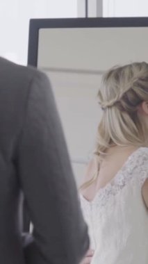 Gelinlik giymiş mutlu gelin ve damat düğün törenine hazırlanıyor. Kadın ve erkeğin romantik aşkı..