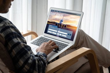 Online uçuş rezervasyon sitesi mod rezervasyon sistemi sağlar. Seyahat teknolojisi kavramı .