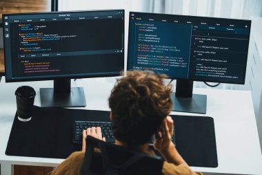 IT geliştiricisi, yazılım güncellenmiş yazılım sürümü kavramını yaratarak, kodlama uygulama ekranları üzerinde modern ev ofisteki pc monitörlerinde çevrimiçi yazılım geliştirme üzerinde çalışıyor. Toplayıcı.
