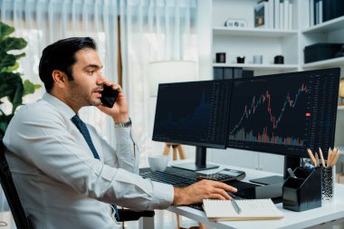 İki borsa yatırımıyla danışman ya da ortağı arayan tüccar işadamı, veri analizini yüksek kârlı dinamik teknoloji borsasına yatırım yapmak için karşılaştırdı. Tahmin et..