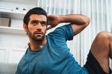 Atletik vücut ve aktif sporcu, sağlıklı vücut çalışma yaşam tarzı konsepti olarak neşeli ev egzersizlerinde kas kazanma egzersizi yapmak için mobilyaları kullanıyor..