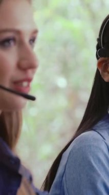 Müşteri destek ajanı ya da kulaklıklı çağrı merkezi telefon görüşmesinde müşteriyi desteklerken masaüstü bilgisayarında çalışır. Operatör hizmeti iş temsili kavramı.