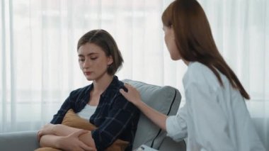 Destekleyici ve rahatlatıcı eller depresif hastayı neşelendiriyor ya da empati kurarak stres yapıyor. Psikolog, klinikte stresli ve üzgün bir hastaya güven veriyor..
