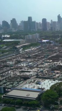 Metropolis 'teki panoramik şehir manzarası ve inşaat alanı. Şehir merkezindeki iş bölgesinde emlak geliştirme .