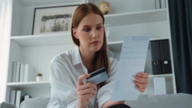 Kadın internet pazarından gelen borç yığınını modern yaşam tarzı olarak hesaplıyor ve prim siber güvenlik yazılımı tarafından korunan cüzdandan çevrimiçi ödeme için kredi kartı kullanıyor