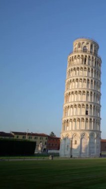 Pisa, İtalya 'da Eğik Pisa Kulesi. Pisa Kulesi, İtalya 'nın istenmeyen eğilimiyle dünya çapında tanınıyor. Çan kulesi Pisa Katedrali 'nin arkasında..