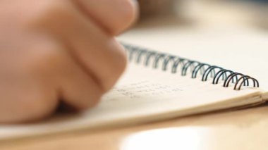 Çocuk elinin not alması ya da sınıfta mektup yazması. Mutlu öğrenci elleri kalemi kitapta tutar ya da ödev yapar ya da ilkokulda test yapar. Eline odaklan. Eğitim. Pedagoji.