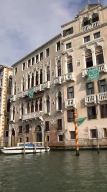 İtalya 'da turizm teknesinden Venedik Büyük Kanalı İstikrarlı Çekimi. - UNESCO 'nun dünya mirası olarak Venedik İtalya' nın güzel şehri ve aynı zamanda işlek limanı olan İtalya 'da önemli bir turizm beldesi..