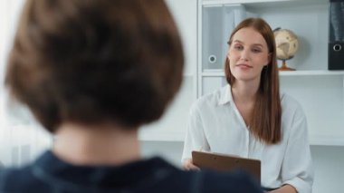 Mutlu hasta ve psikolog klinikte olumlu duygularla zihinsel sağlık sohbetlerini paylaşırken aynı zamanda klinikteki psikologlara başarılı bir iş ve hayatı açıklıyorlar.