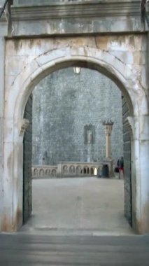 POV turisti Dubrovnik girişinden geçiyor. Hırvatistan 'ın Dalmaçya kentindeki Dubrovnik kentine yapılacak her ziyaretin doğal başlangıç noktası, yığın kapısı..