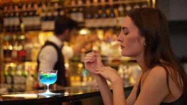 Oturan güzel bayan misafirin canı sıkılıyor. Arkadaşlarını beklemekten ya da barmenlerin arka planındaki lüks tezgah barında karışık votka içmekten sıkılıyor. Vinosity.