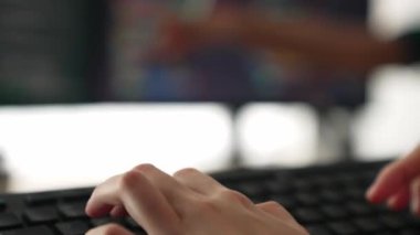 Yavaş çekim yakın çekim el, bilgisayar programlama için arka uç yazılım geliştirici mühendisi hata ayıklama hesaplama kodu üzerinde birlikte çalışarak, monitörde karmaşık algoritmaları çözerek. Filizlenen