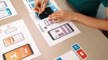 Mobil uygulama ya da web sitesi için kullanıcı arayüzü prototipi planlayan şirket çalışanlarının panorama videosu. UX UI tasarım beyin fırtınası kullanıcı dostu arayüz planı tasarlıyor. Sinerjik