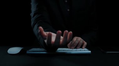 Yapay zeka mühendisliği, büyük veri ve yapay zeka makinesi kavramında yapay zeka beyin işlemcisiyle iş desteği için üretken yapay zeka kullanmayı öğrenen insan etkileşimi. Kullanıcı Kimliği