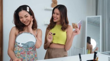 Etkilenen iki ortak canlı yayın yapan video görüntülerini sosyal medya ya da blog üzerinden gözden geçirir. Canlı kozmetik stüdyosu ışıklandırması olan mutlu genç bir kız pazarlama için internet üzerinden yayın yapıyor..