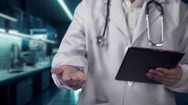 Elinde tablet olan ve kalp hologramını tutan zeki doktorlara yaklaş. Kalp ameliyatına hazırlanırken laboratuvar önlüğü kontrolünde ve kalp semptomu teşhisinde uzman bir tıp çalışanı. Kardiyoloji. İyileştirici.
