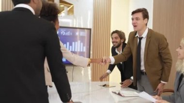 Süslü ofiste stratejik iş pazarlama planlamasından önce çeşitli ofis çalışanlarını selamlamak ve tanıtmak. İş ortaklığı ya da finansal danışman kendilerini tanıtıyor.