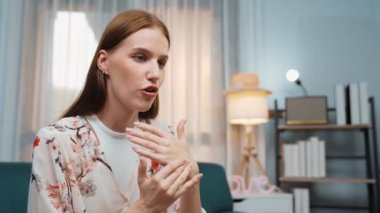 Kadın Etkilenen Vlog video görüntülerini canlı yayınlıyor Makyaj primi sosyal medya veya blog. Kozmetik stüdyosu ışıklandırmalı mutlu genç kız çevrimiçi pazarlama oturumu yayını için..