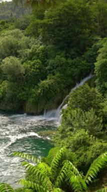 Hırvatistan 'ın Krka ulusal parkındaki Krka nehrindeki şelalelerin panoramik manzarası. Krka Ulusal Parkı, Sibenik kentinin sadece birkaç kilometre kuzeydoğusundaki Hırvatistan ulusal parklarından biri..