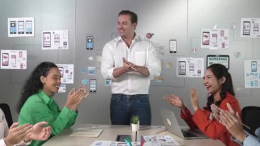 Profesyonel iş adamlarından oluşan bir grup sunumda el çırpıyor. Profesyonel Kafkas lideri, yaratıcı iş adamlarının elini çırpıyor. Başarılı bir takım. Yönlendirici.