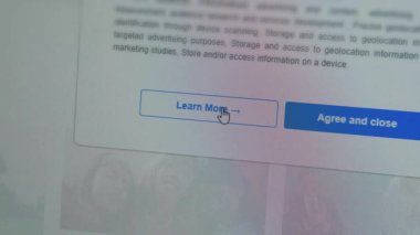 Kullanıcı, web sitesi sağlayıcısından daha fazla detay okumak, internet ağı üzerinden hizmet sağlamak ve ek veri almak için daha fazla düğme öğrenir. Çevrimiçi web konsepti için arayüz tasarımı. Webography.