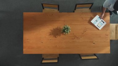 İş adamının yukarıdan aşağı görüşü, iş arkadaşınla masada yürürken finansal belgeyi toplantı için hazırla. Cep telefonu arayüzü için UX UI tasarımı tutan proje yöneticisinin hava görüntüsü. Cemaat.