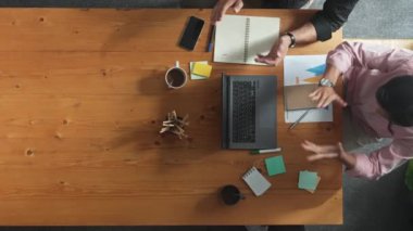 İş adamlarının mali grafiğe bakarken anlaşma yapmak için el sıkıştıklarını gördüm. Masada borsa grafiğiyle pazarlama stratejisi planlayan çeşitli insanlar. Cemaat.