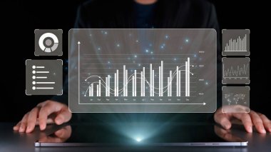 İş adamı, tahminsel büyük veri modellerinden gerçek zamanlı analizlere uzanan eğilimleri ve görüşleri ortaya çıkarmak için veri analizlerini derinlemesine inceleyerek, veri güdümlü kararların analitik endüstrileri UUID 'ye nasıl yönlendireceğini öğrenir