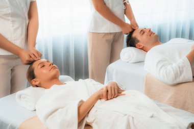 Kafkasyalı çift stres önleyici kafa masajının keyfini çıkarıyor ve lüks otellerde ya da otel spa salonlarında gündüz kaplıcalarında yüz güzelliği eğlencelerini şımartıyor. Sessiz.