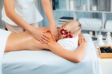 Kafkasyalı kadın müşteri stres önleyici spa masajının keyfini çıkarıyor ve lüks otel ya da oteldeki gündüz açık ortam güzellik salonunda güzellik teniyle eğleniyor. Sessiz.