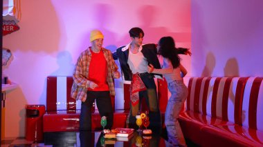 Çeşitli sokak dansçıları hippi modası giyerken partilerde neon ışıkla şehir pop müziğine taşınıyor. Çekici hipster kameraya bakarken dans eder ya da pratik yapar. Mutluluk.