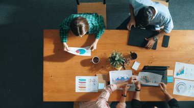 İşletme ekibinin en iyi görüntüsü toplantıya katılırken, verileri analiz etmeye hazırlanıyor. Bir grup farklı insan yaratıcı planlar yapıyor ve konferansa katılırken bir yandan da proje üzerinde çalışıyorlar. Cemaat.