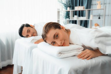 Kafkas çift müşterisi stres önleyici spa masajının keyfini çıkarıyor ve lüks otel veya oteldeki gündüz açık hava ortamında güzellik teniyle eğleniyor. Sessiz.