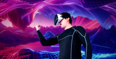 Yetenekli oyuncular video oyununda zaferi kutlarken mavi ve pembe soyut arka planda VR kulaklık takıyorlar. Siyahi vücutlu profesyonel bir adam ayakta durup kazanmayı kutluyor. Yaratıcılık.