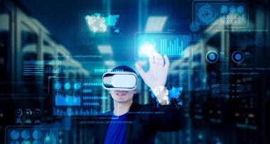 Finansal verileri analiz ederken veri merkezinde duran kulaklıklı bir iş adamı. Yönetici, pazarlama istatistiksel hologramını işaret ediyor ve karar verirken artırılmış gerçeklik gözlükleri kullanıyor. Yaratıcılık.