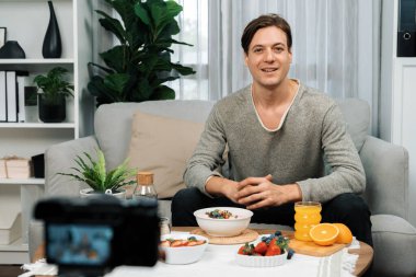 Akıllı beslenme yayın kuruluşu, taze yoğurt sosu, meyve suyu ve portakal suyu içeren sağlıklı besin seçimi sunarak, her öğünde vitamin ve lif kullanımını açıklıyor. Bireysel.