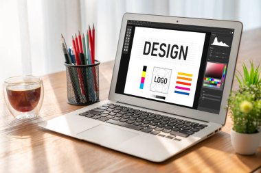 Web sayfasının modern tasarımı ve bilgisayar ekranında gösterilen ticari reklamlar için grafiksel tasarımcı yazılımı