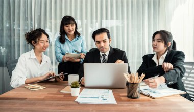 Modern ofis ortamında çalışan çeşitli etnik gruplardan çeşitli iş adamları. Üretken ve çok ırklı ofis çalışanları stratejik ticari pazarlama konusunda tartışmaya giriştiler. Habiliment