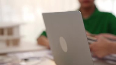 Mimari ekipman incelemesi kullanarak yavaş çekim ev tasarımcısı ve müşteri veya müşteriyle birlikte mimari ev modeli tasarım örneklerini ölçer. Değiştirilmiş