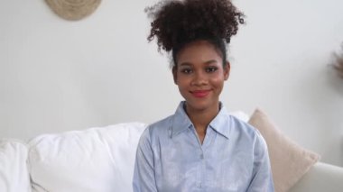 Mutlu hasta ve psikolog klinikte olumlu duygularla zihinsel sağlık sohbetlerini paylaşırken, aynı zamanda yurtiçi ofiste başarılı bir iş ve hayatı psikologa anlatıyor.