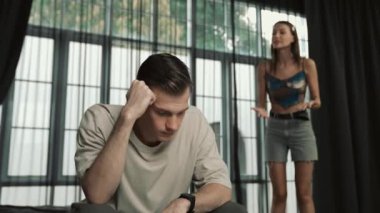 Aile krizi ve çift sorunu, finansal problemden kaynaklanan stresli durum, zihinsel sağlık sorunu, ya da sadakatsizlik. Evlilik hayatındaki hayal kırıklıkları ve hüsranlar depresyona ve boşanmaya yol açıyor. Düzenle